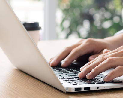 main tapant sur clavier ordinateur